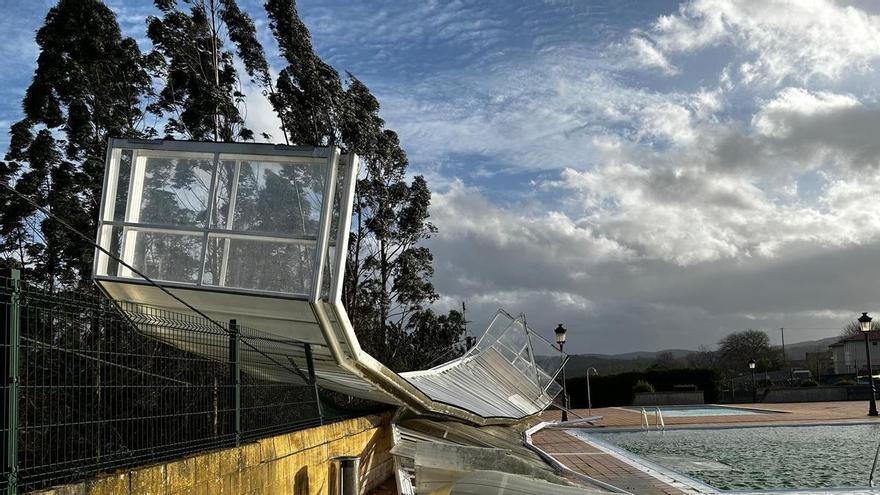 El viento levanta la cubierta de la piscina municipal de Abegondo