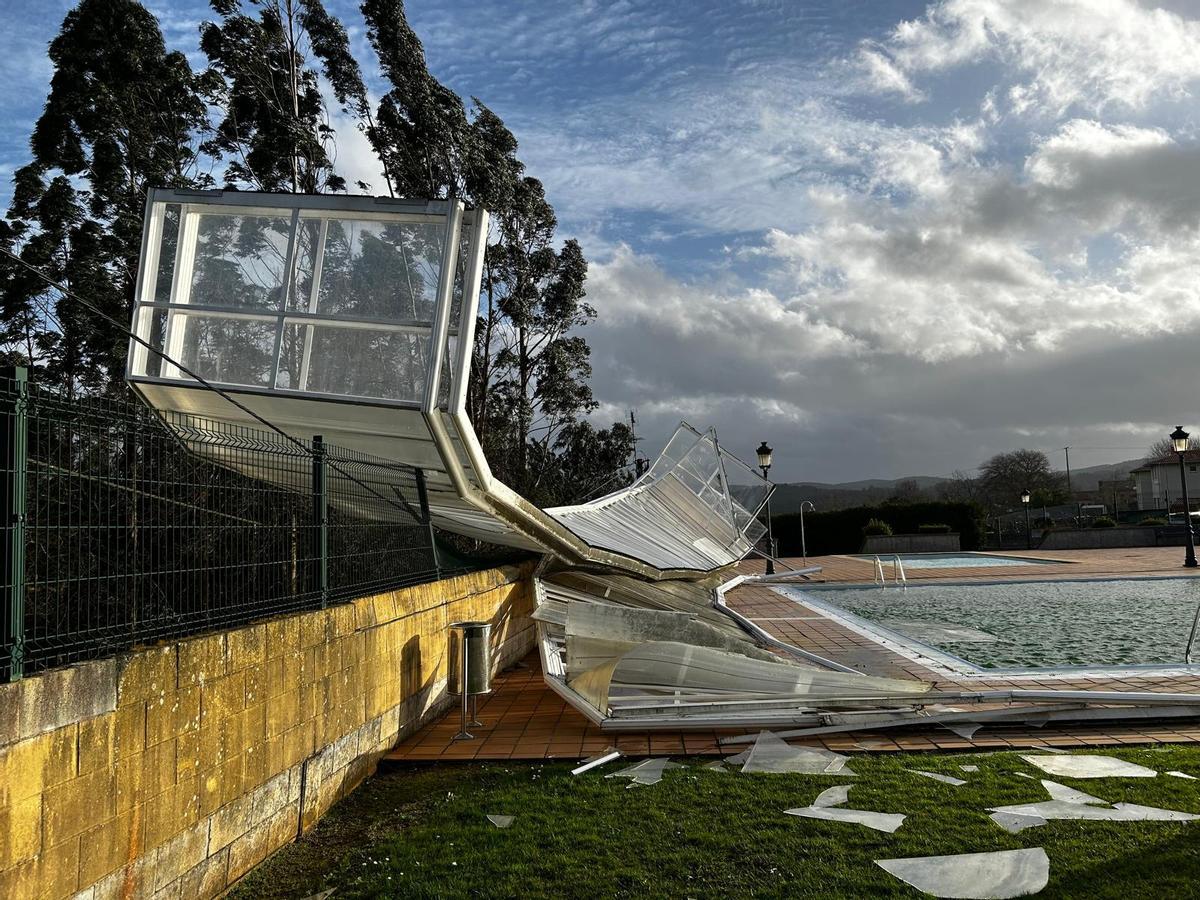 Vista de la cubierta de la piscina municipal de Abegondo tras los efectos del temporal.