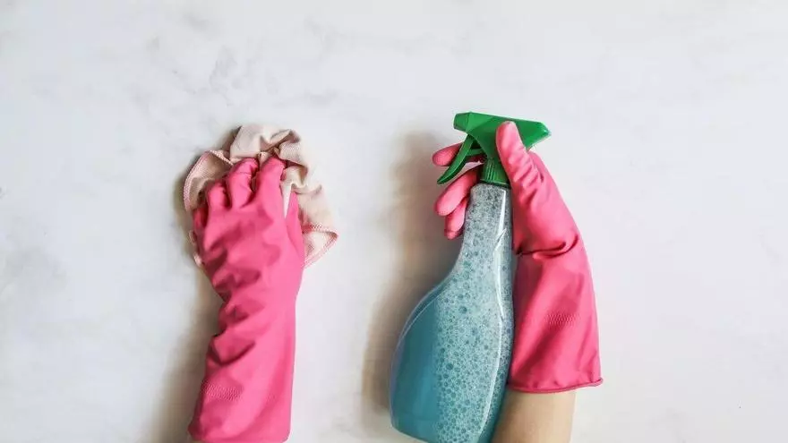 Vídeo: Cinco cosas que olvidamos limpiar en nuestra casa y que son críticas para la higiene del hogar