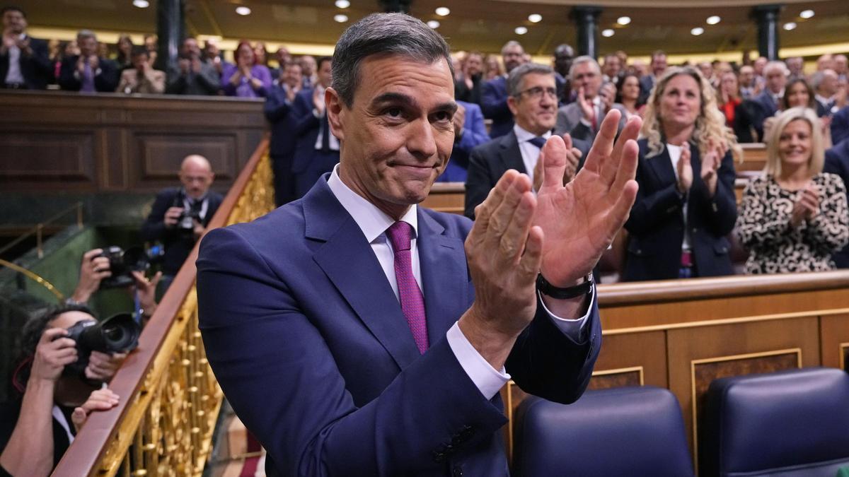 Pedro Sanchez, Ministerpräsident von Spanien, applaudiert zu Beginn der Debatte im spanischen Parlament. Sánchez hat im spanischen Parlament angesichts heftiger Spannungen wegen der Amnestie für katalanische Separatisten um Unterstützung für seine Wahl als neuer Regierungschef geworben. Das Parlamentsgebäude im Zentrum Madrids wurde von Sicherheitskräften weiträumig abgeschirmt. Gegner der Amnestie und der linken Regierung demonstrierten in Seitenstraßen.