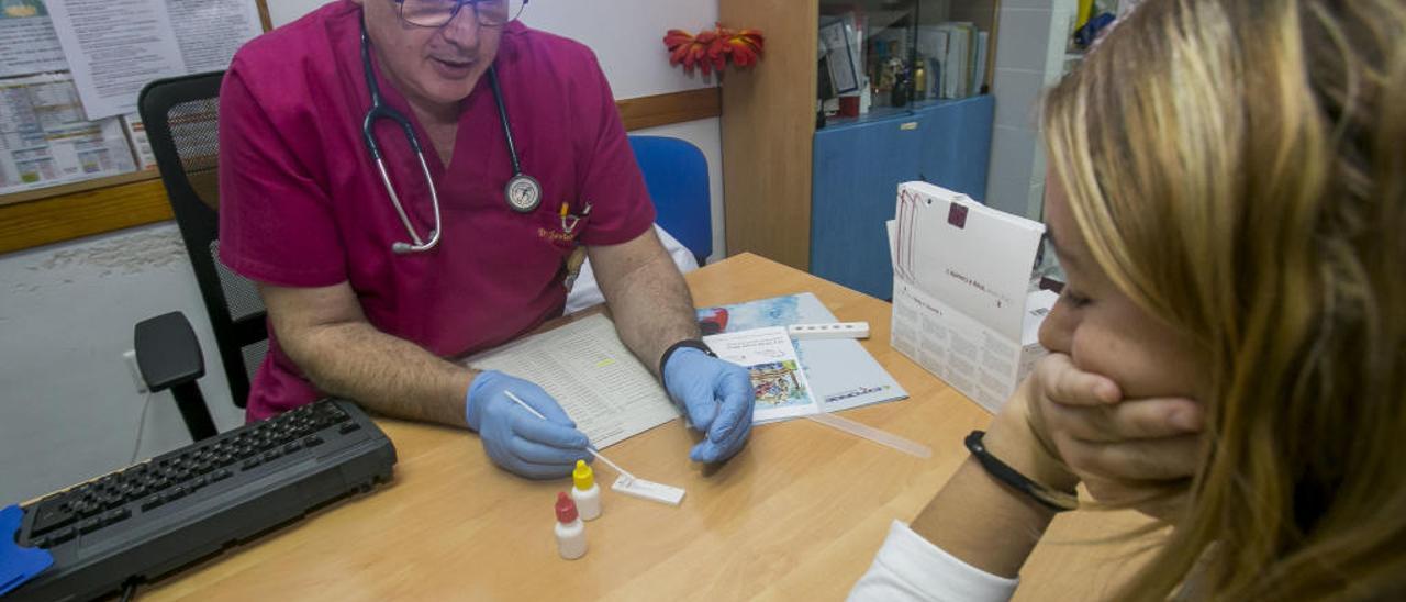 Un médico de familia emplea un test rápido para saber si su paciente tiene una infección causada por una bacteria. HÉCTOR FUENTES