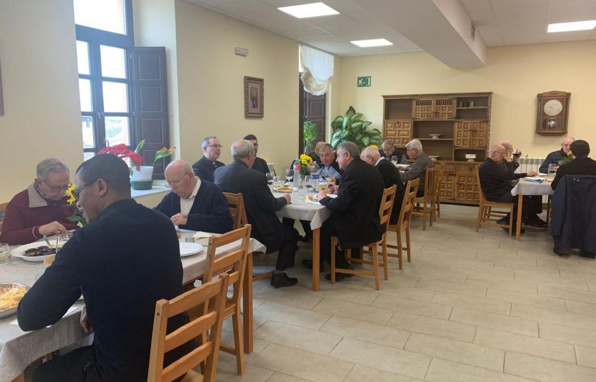 Varios grupos de sacerdotes en una comida. | CEDIDA