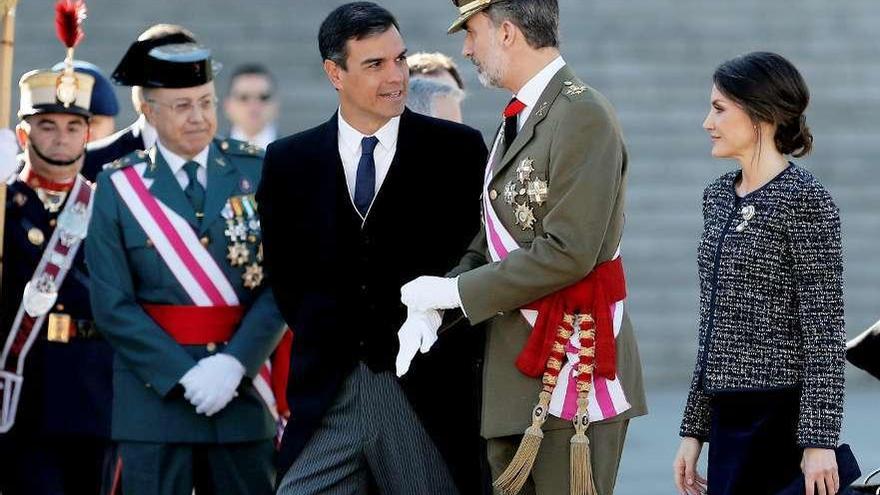 Sánchez recibe a los Reyes en la Plaza de la Armería del Palacio Real. // Efe