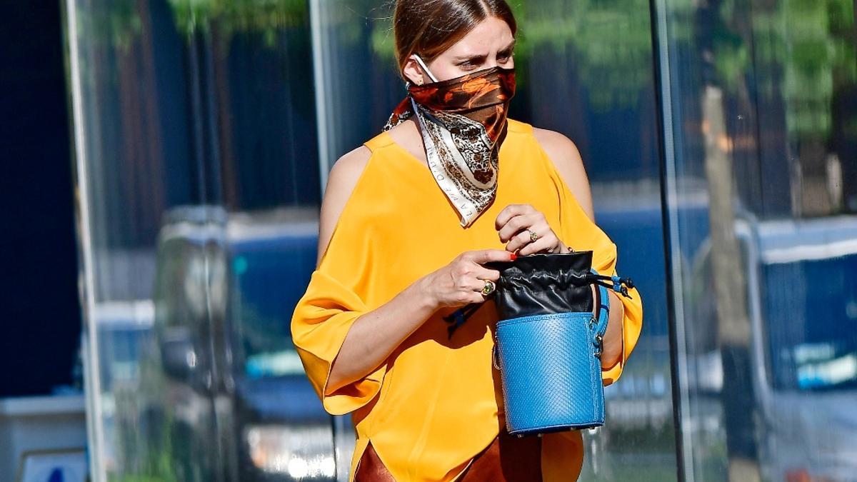 Olivia Palermo con bolso azul, pañuelo y blusa amarilla