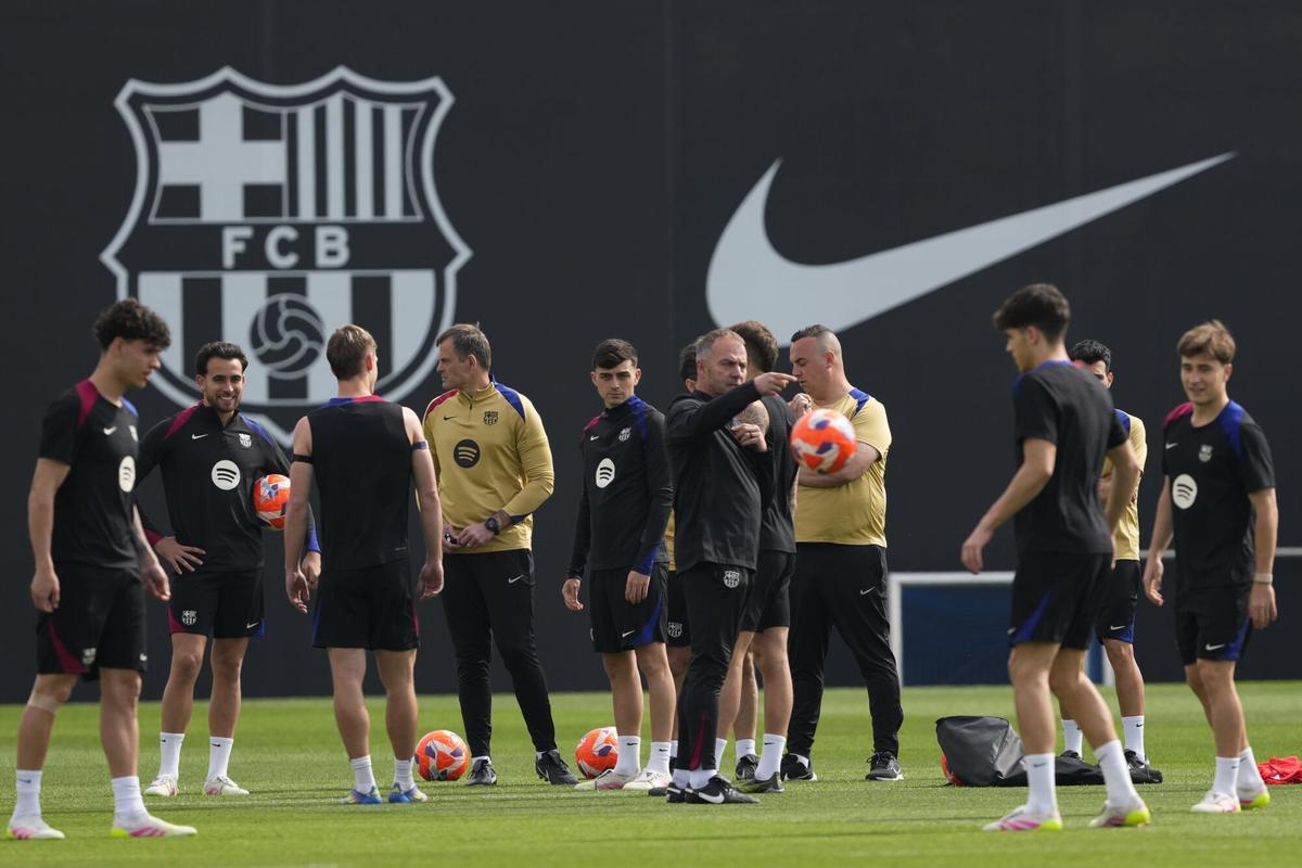 Hansi Flick (centro) durante un entreno del FC Barcelona en la CE Joan Gamper