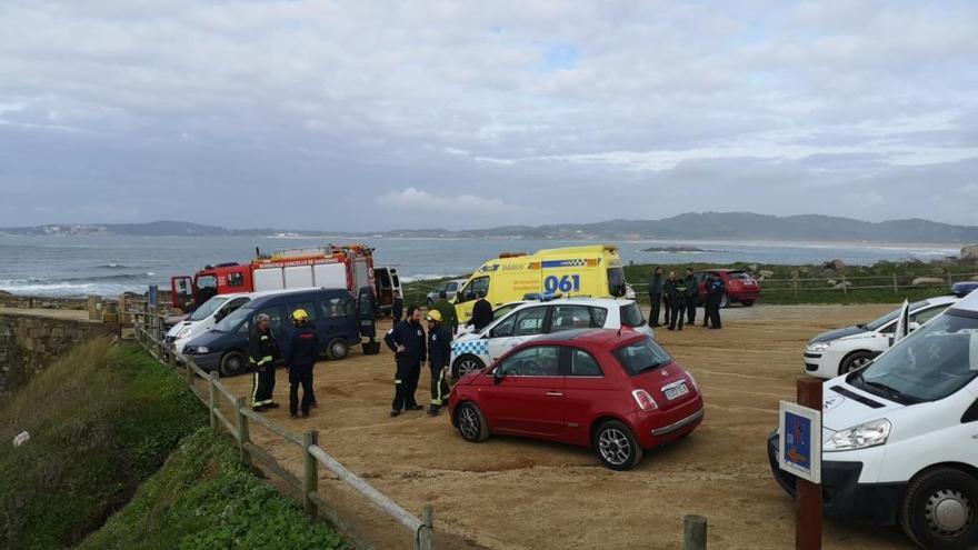 Los servicios de le emergencia en el lugar en el que los hombres fueron rescatados.