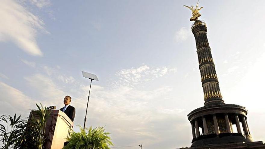 El candidato demócrata a la presidencia de Estados Unidos Barack Obama saluda al público asistente ante la Columna de la Victoria, en Berlín, Alemania, hoy jueves 24 de julio. Unas cien mil personas se han congregado a los pies del famoso &quot;Siegess ule&quot;, para escuchar el único discurso del aspirante a la Casa Blanca en su gira europea. Obama llamó a la unidad de Estados Unidos y Europa para hacer frente a las amenazas globales del planeta, como el terrorismo y el cambio climático, y recordó que &quot;ningún país, por poderoso que sea, puede vencerlas por sí solo&quot;.