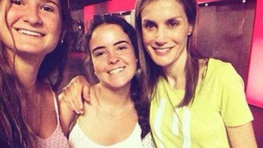 La imagen de Doña Letizia con las dos jóvenes.