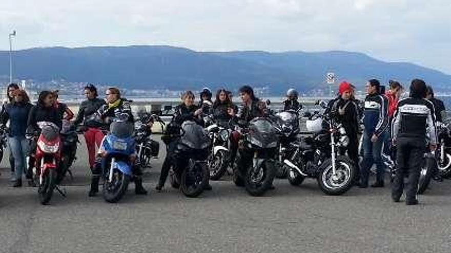 Un grupo de moteras que participaron en la ruta.