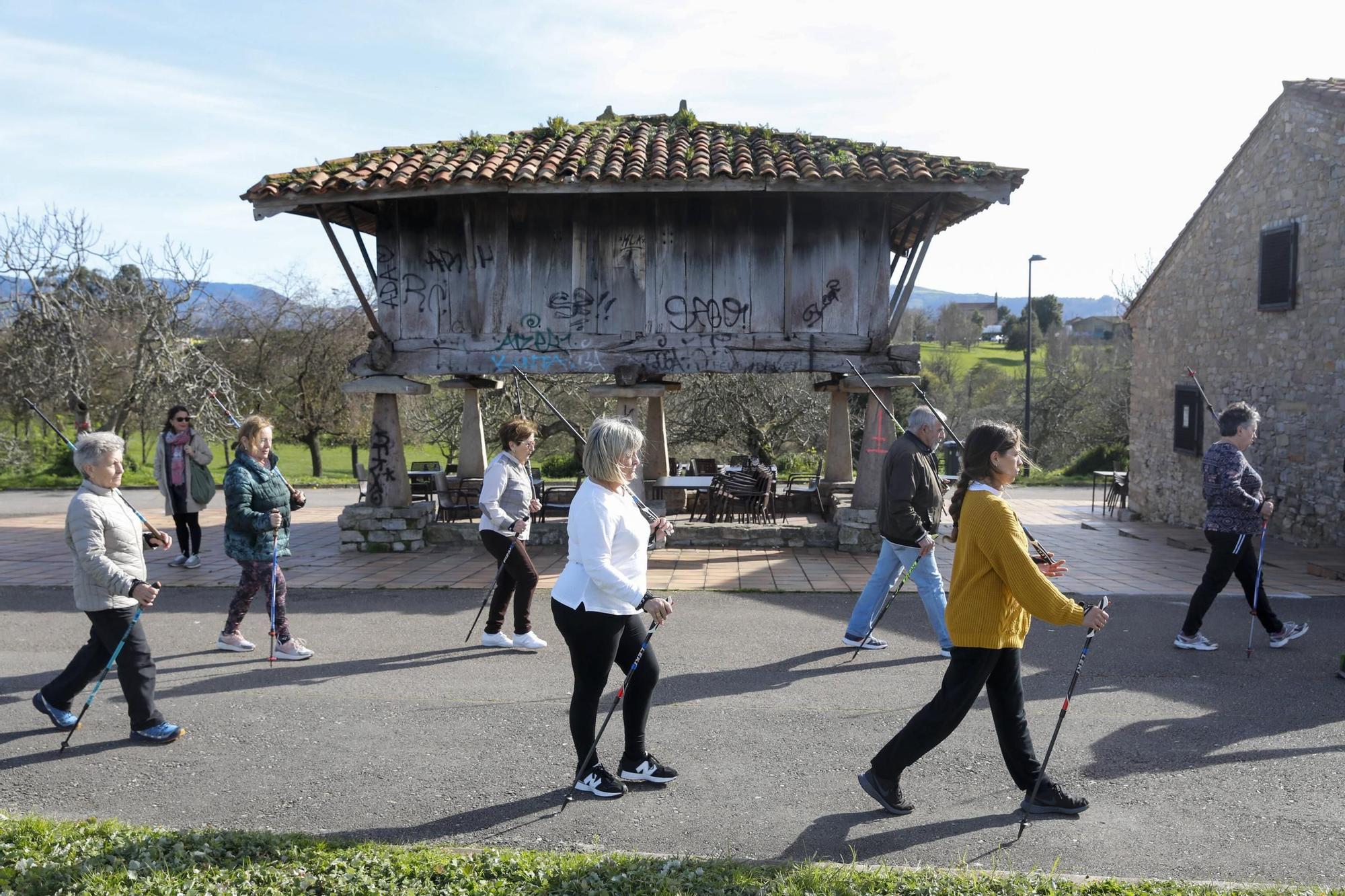 La marcha nórdica en el parque de Los Pericones, en imágenes