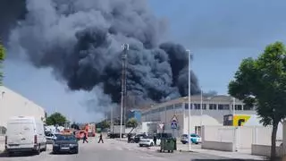 Un incendio en una nave obliga a confinar la urbanización la Reva y Loriguilla