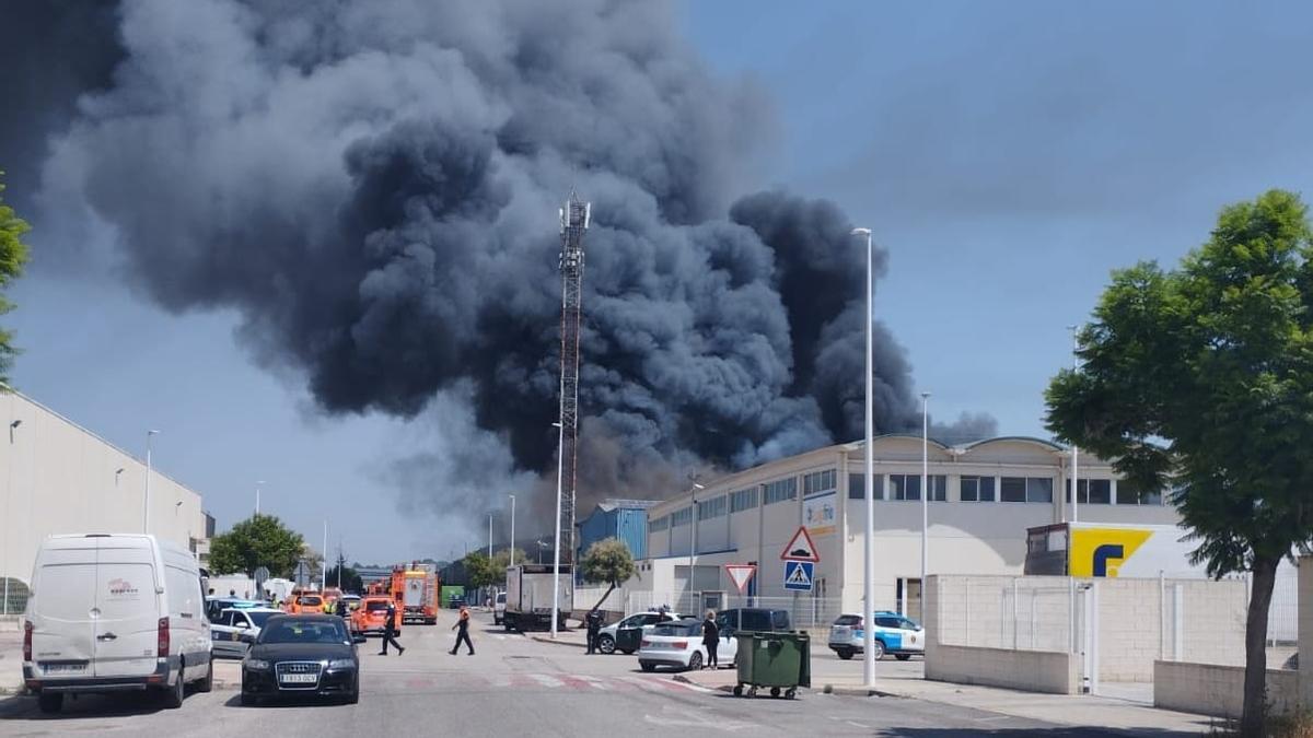 El incendio de una nave industrial en Riba-roja ha provocado una importante columna de humo y pavorosas llamas