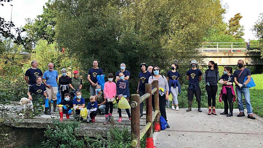 Voluntarios en la jornada de limpieza en Gondomar.