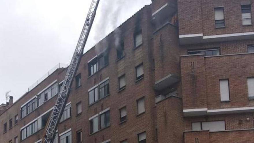 Un incendio en un sexto piso en Pumarín (Oviedo) obliga a desalojar todo un edificio