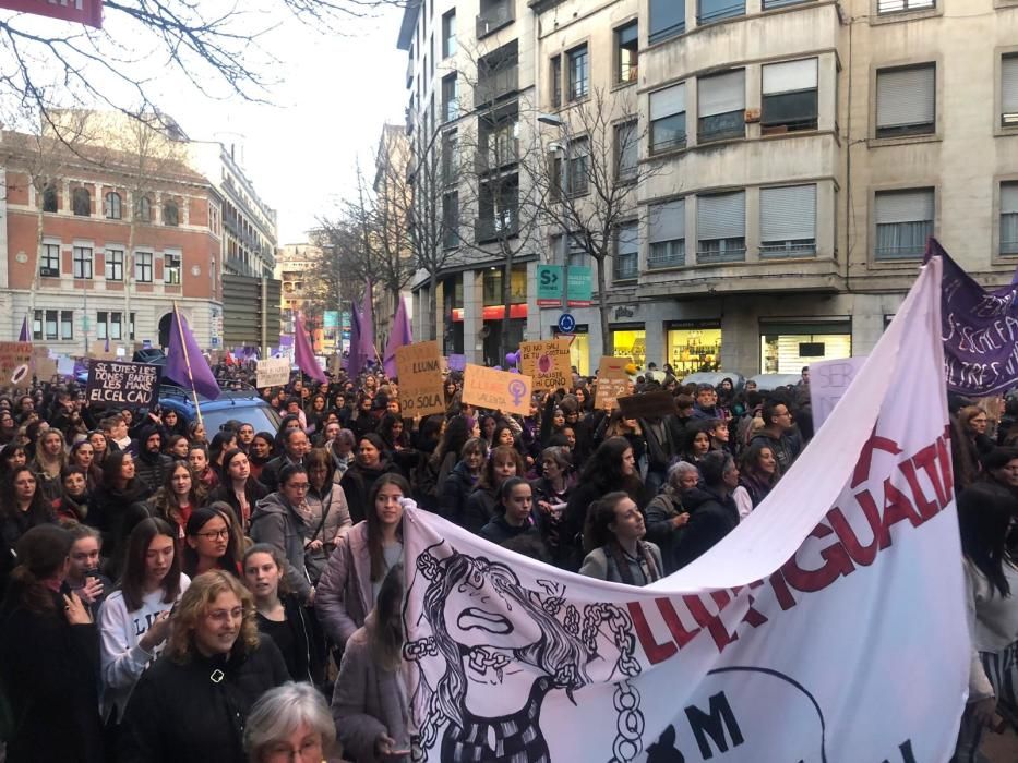 Multitudinària manifestació feminista a Girona