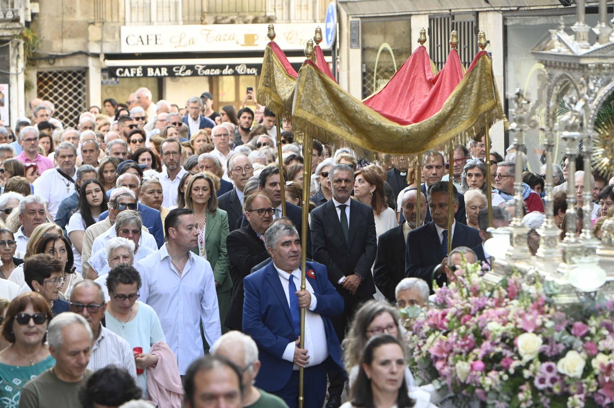 Un año más, los fieles vigueses participaron en una de las fechas más solemnes del calendario religioso, la celebración del Corpus Christi