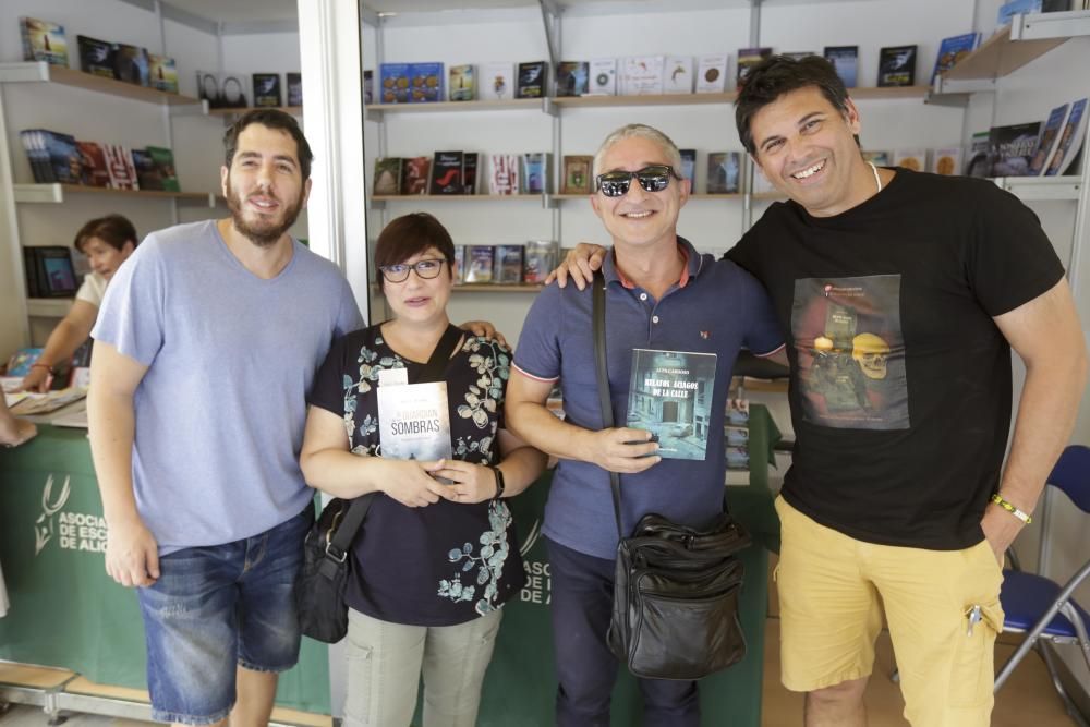 Ambiente del sábado en la Feria del Libro de Murcia