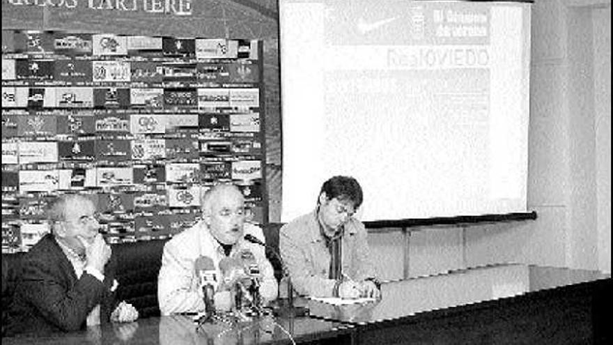 De izquierda a derecha, Ataúlfo Valdés, Ismael Díaz Galán y Roberto Díaz, durante la presentación del campus de verano.