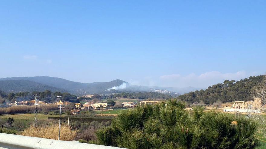 Controlat un incendi de vegetació forestal a Palamós, al Baix Empordà