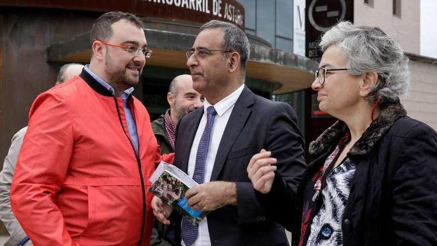 Por la izquierda, Adrián Barbón, Fernando Lastra y Ana González, ayer, ante el Museo del Ferrocarril de Gijón.