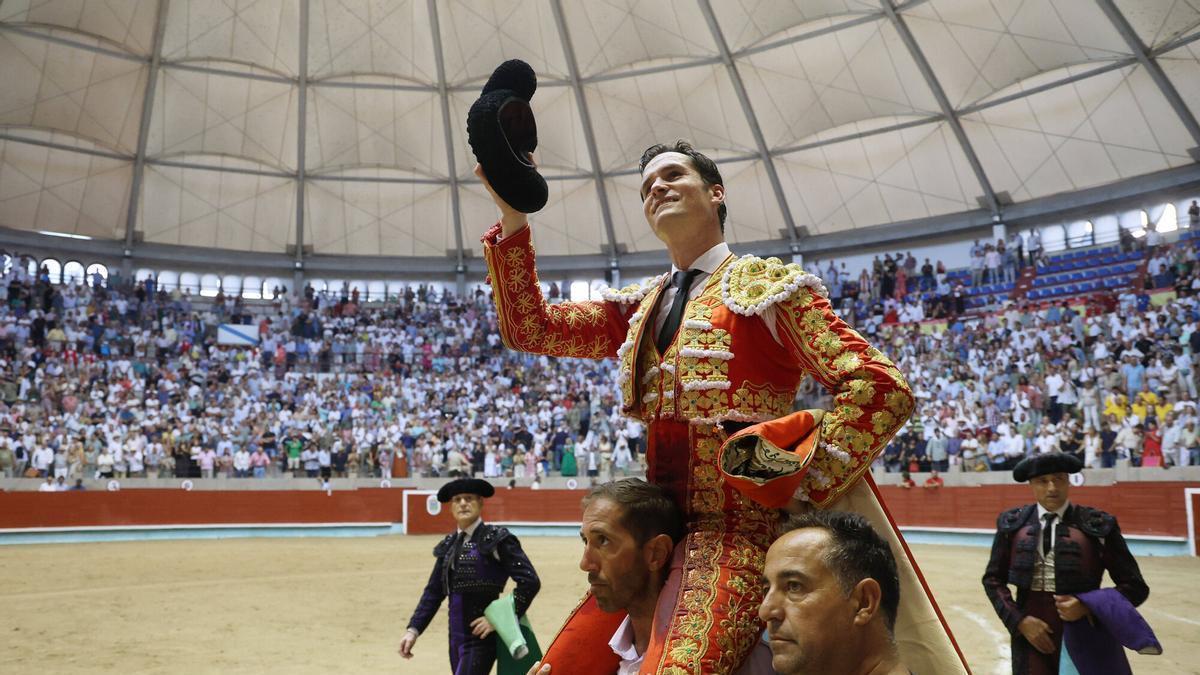 Daniel Luque, a hombros en la pasada edición de la feria taurina de Pontevedra.