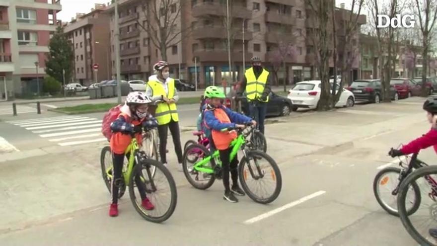 180 alumnes de Vic pedalen per anar a l'escola amb el Bus Bici