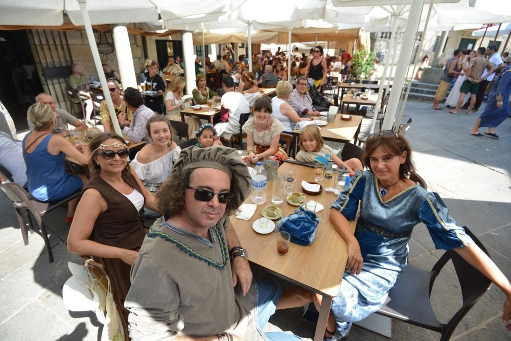 Miles de personas eligieron volver al medievo en Pontevedra en vez de refrescarse en la playa pese al calor extremo.