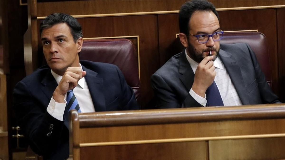 Pedro Sánchez y Antonio Hernando en la bancada socialista.