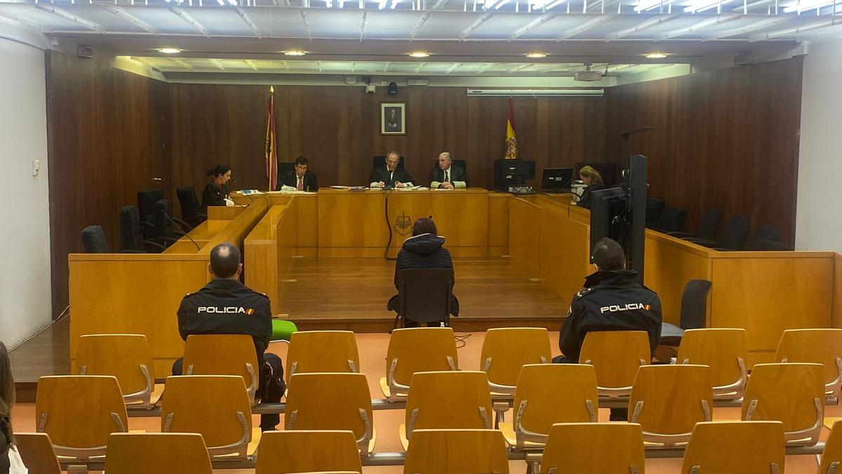 María Rosa L.J. admite en la Audiencia Provincial que intentó matar a dos mujeres en Cartagena.