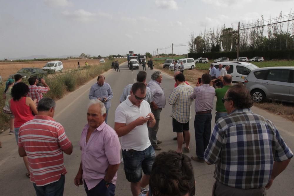 Protesta agricultores por el sellado del desagüe