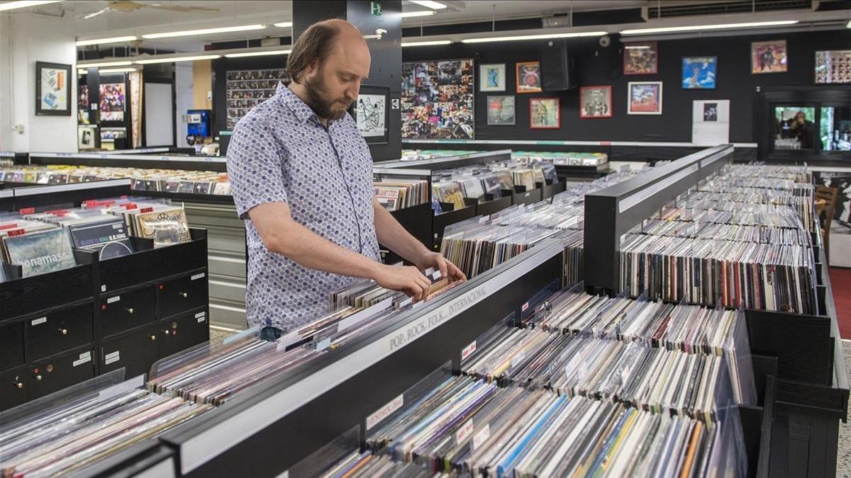 Un cliente en una tienda de discos de Barcelona