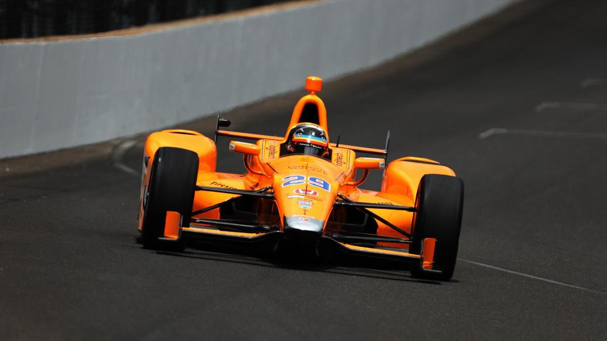 Fernando Alonso pilotando en Indianapolis