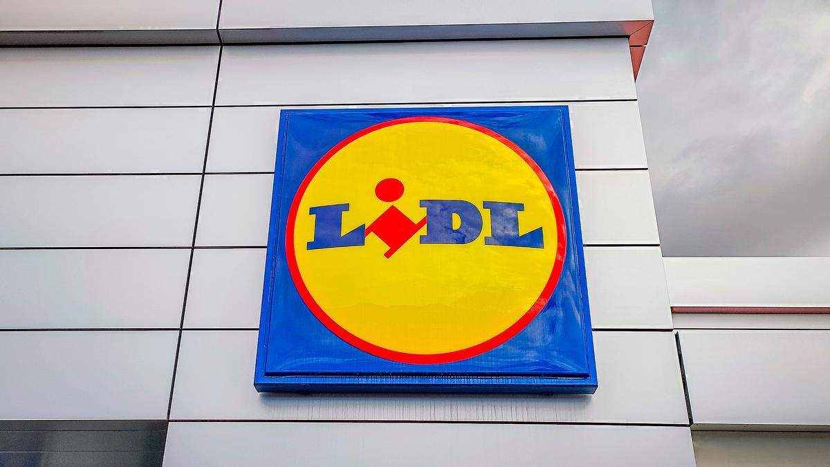 Mañana se esperan colas kilométricas en Lidl para conseguir la nueva chaqueta vaquera de entretiempo más barata en azul y rosa: por 14,99 euros