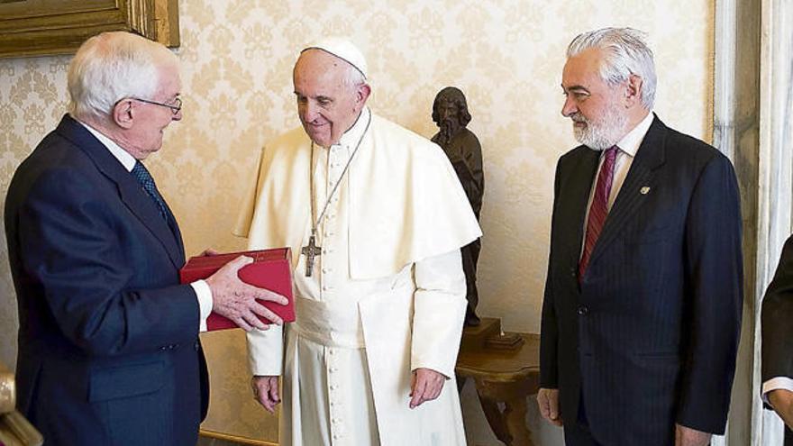 Francisco recibe un ejemplar de El Quijote de la mano del director del Instituto Cervantes, García de la Concha.