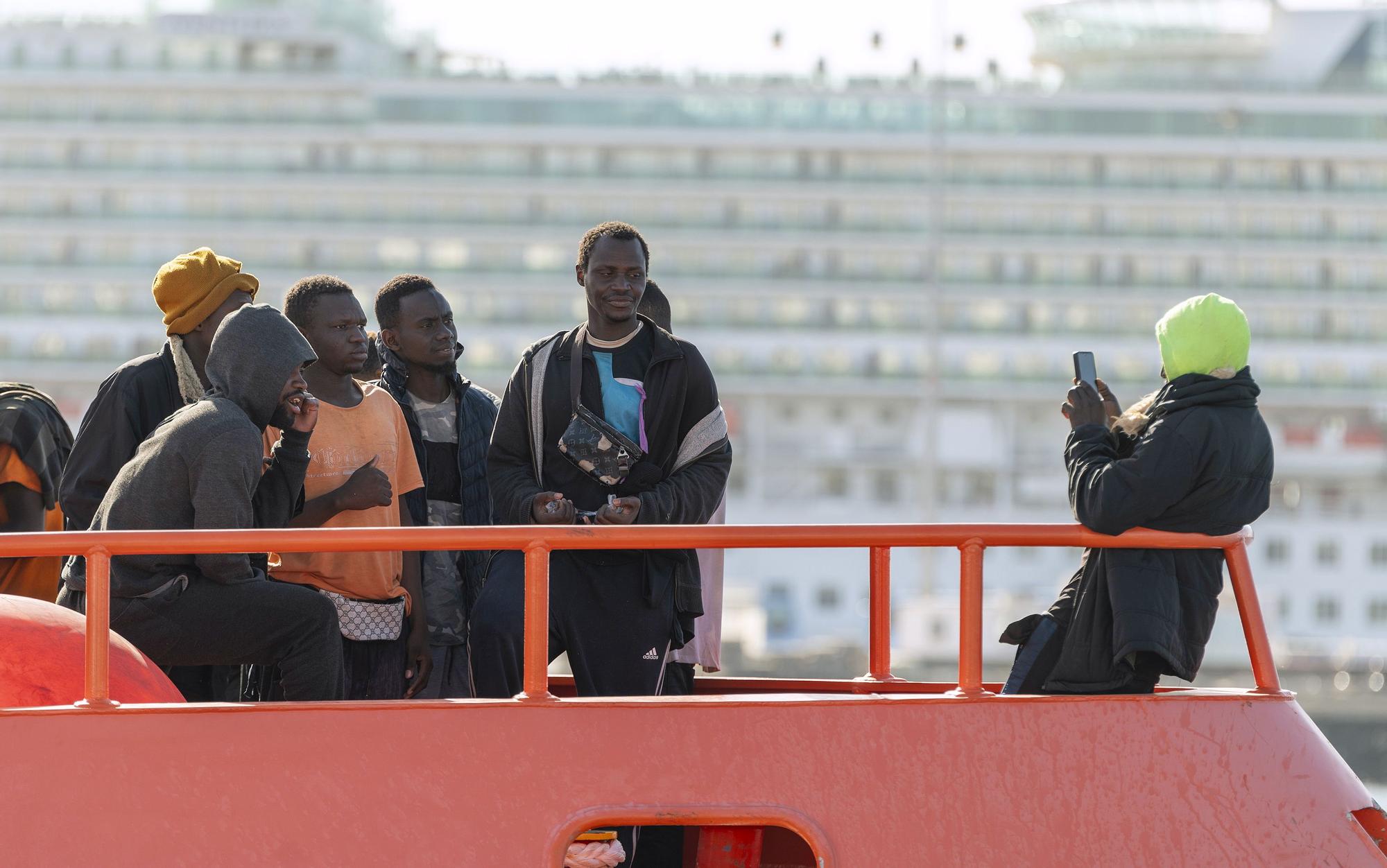 Llegada de migrantes a Puerto Naos, en Arrecife (Lanzarote)