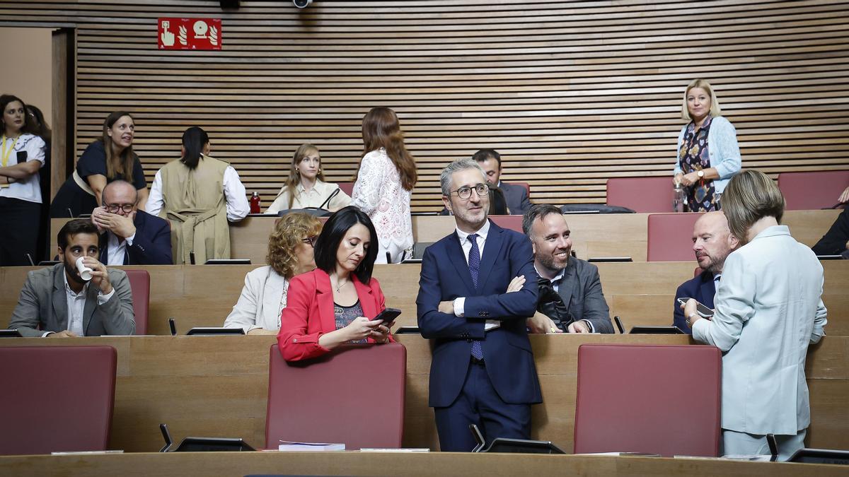 Rebeca Torró y Arcadi España, en sus escaños en las Corts antes de ser nombrados secretarios de Estado