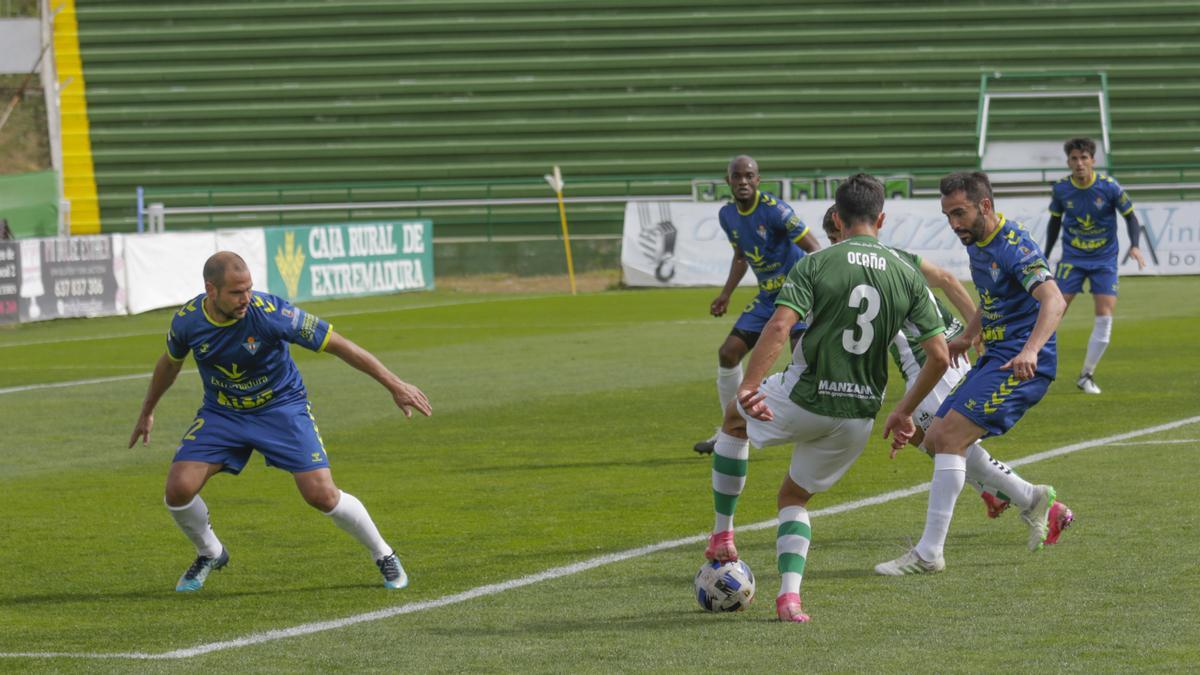 Ocaña (Cacereño) controla el balón.