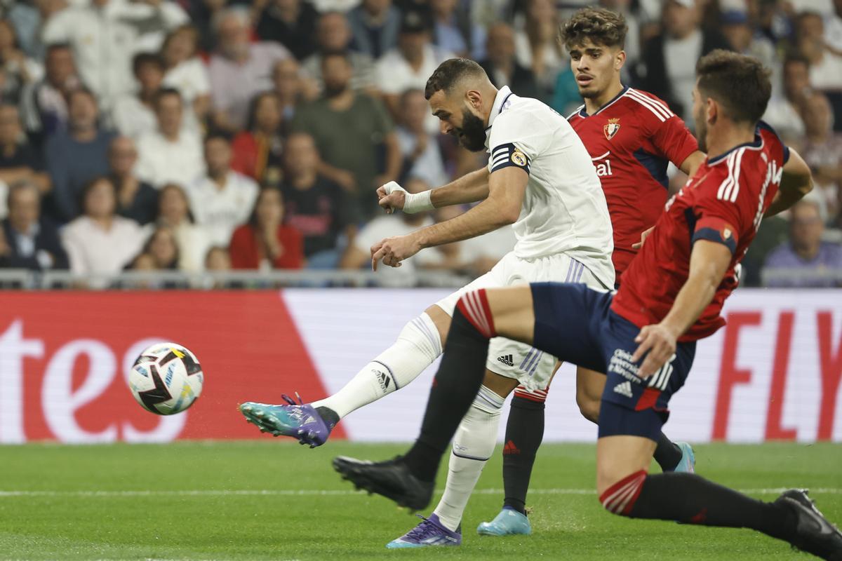 MADRID, 02/10/2022.- El delantero francés del Real Madrid, Karim Benzema (i), golpea el balón ante los jugadores de Osasuna durante el encuentro correspondiente a la séptima jornada de primera división que disputan hoy domingo en el estadio Santiago Bernabéu, en Madrid. EFE / Chema Moya.