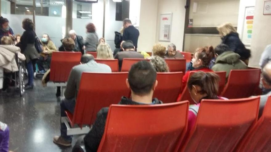 Sala de urgencias de un hospital, llena de pacientes