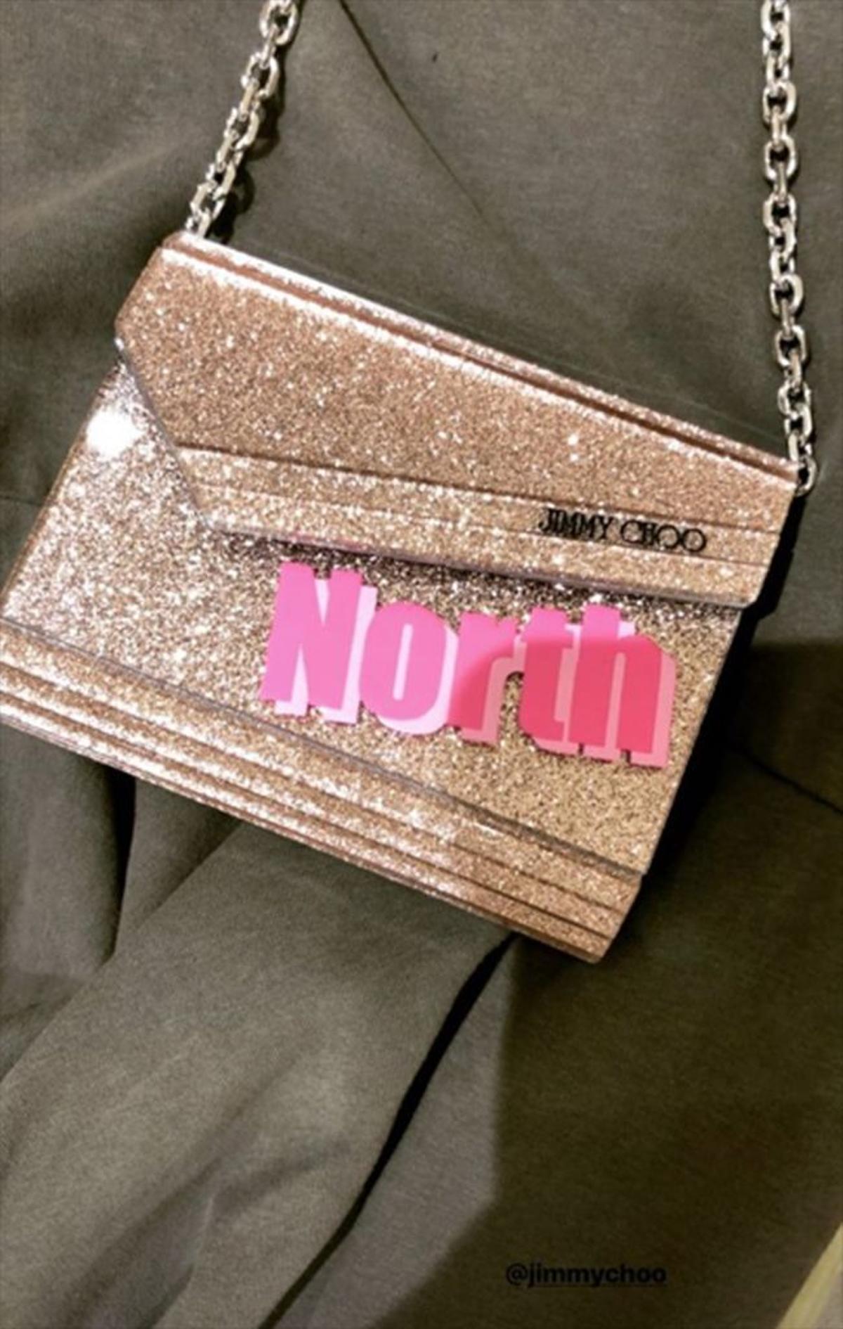 Clutch de Jimmy Choo con el nombre de North West