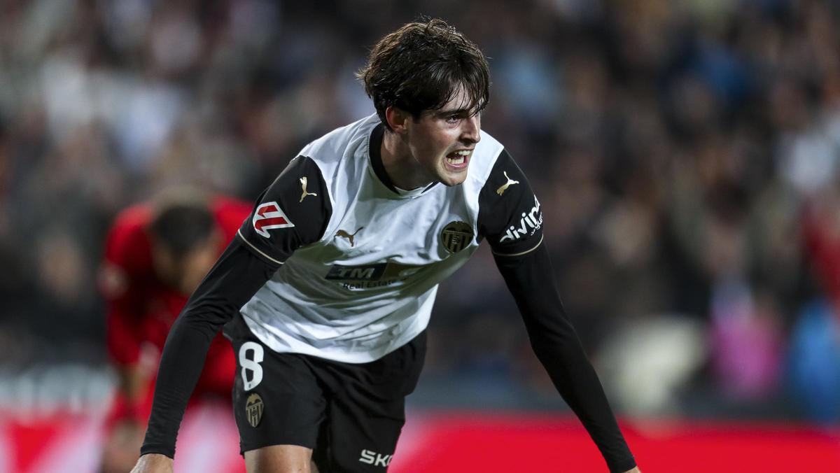 Javi Guerra celebra su gol ante el Sevilla.