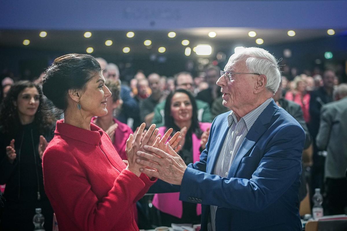 Oskar Lafontaine und Sahra Wagenknecht stehen beim Gründungsparteitag der neuen Partei &quot;Bündnis Sahra Wagenknecht&quot; zusammen.