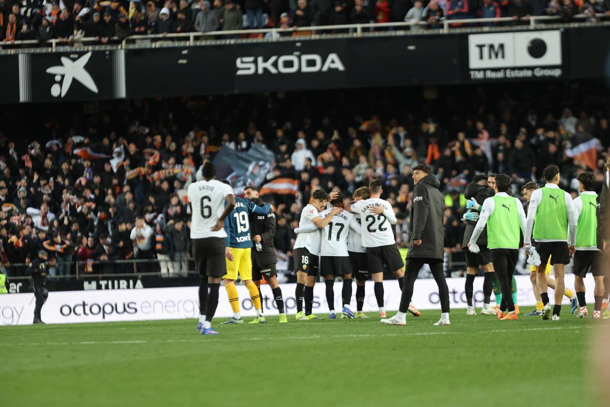Los futbolistas del Valencia CF celebran su triunfo ante el Espanyol.