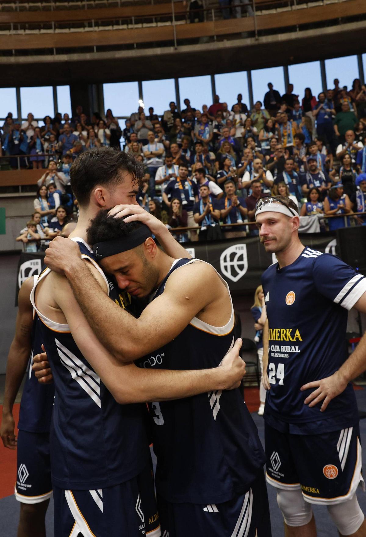 EN IMÁGENES: Así despidió la afición a un heroico Alimerka Oviedo Baloncesto tras caer con Estudiantes en la pelea por la ACB