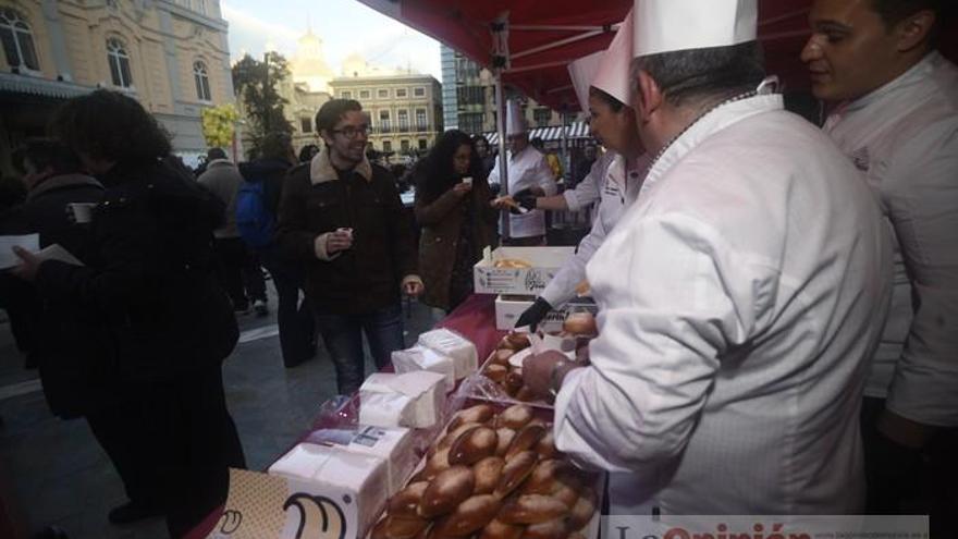 Degustación de monas y chocolate en la Plaza del Romea