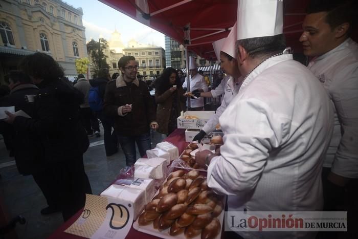 Degustación de monas y chocolate en la Plaza del Romea