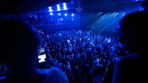 Imagen ilustrativa y de archivo. Ambiente en la pista de baile y DJ Raul en la fiesta homenaje a Studio 54 en el Paral lel 62. 