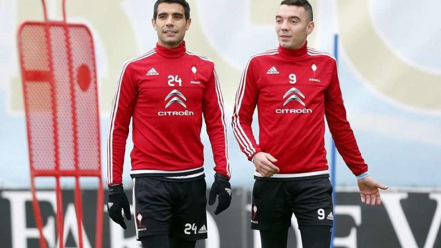 Augusto y Aspas, durante un entrenamiento en A Madroa. // Marta G.Brea