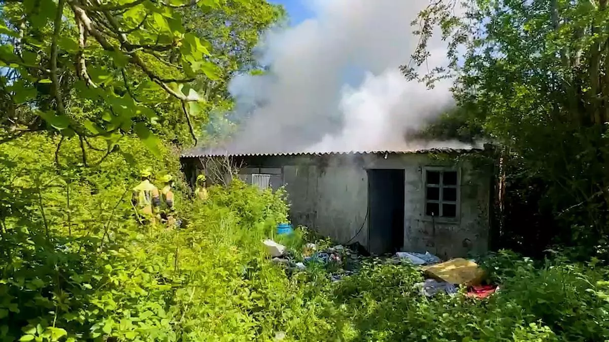 Un incendio en un caseto en las Brañas de Sar moviliza a los bomberos en Santiago