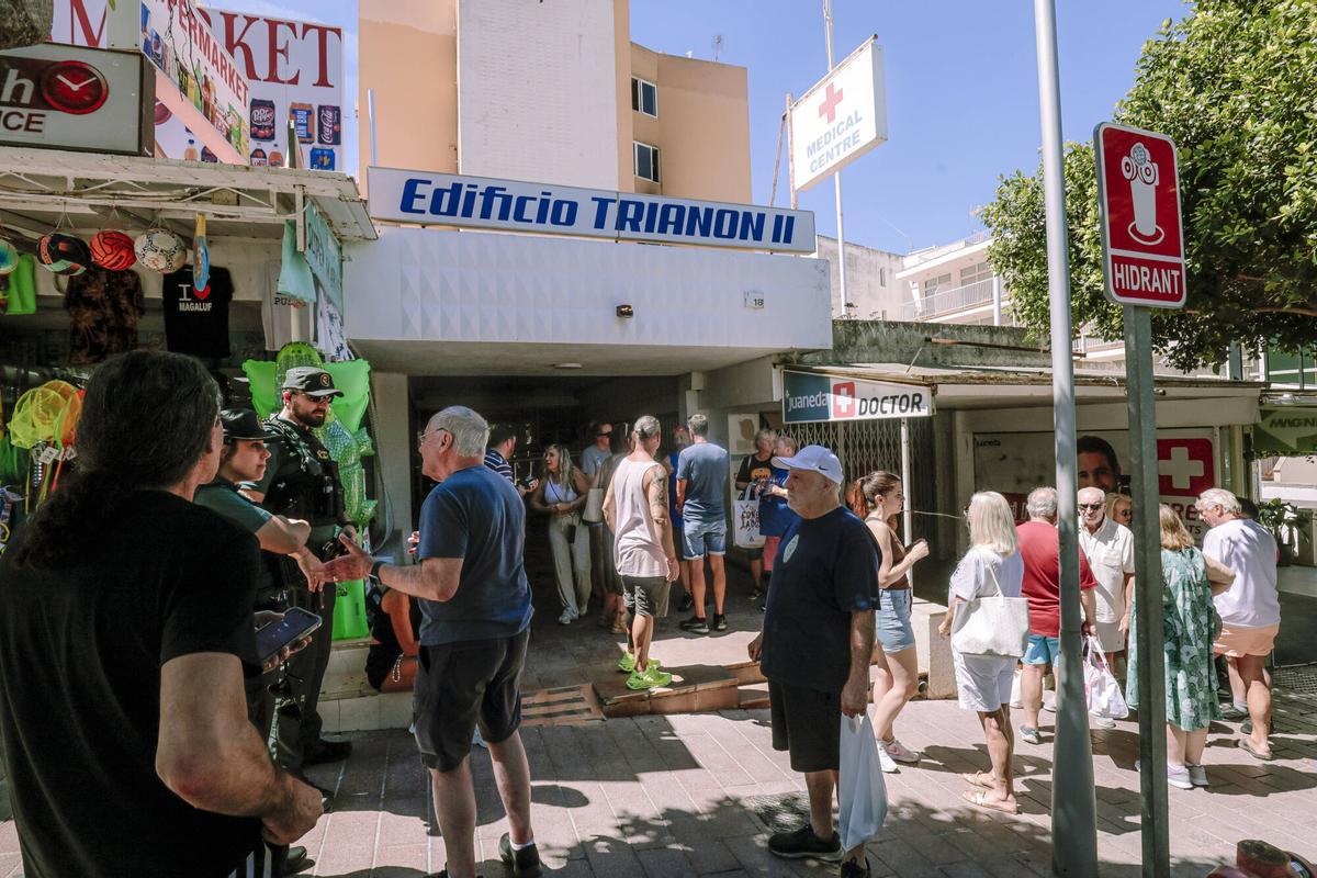 La Guardia Civil inspecciona el apartamento donde comenzó el incendio en Magaluf en busca de pruebas